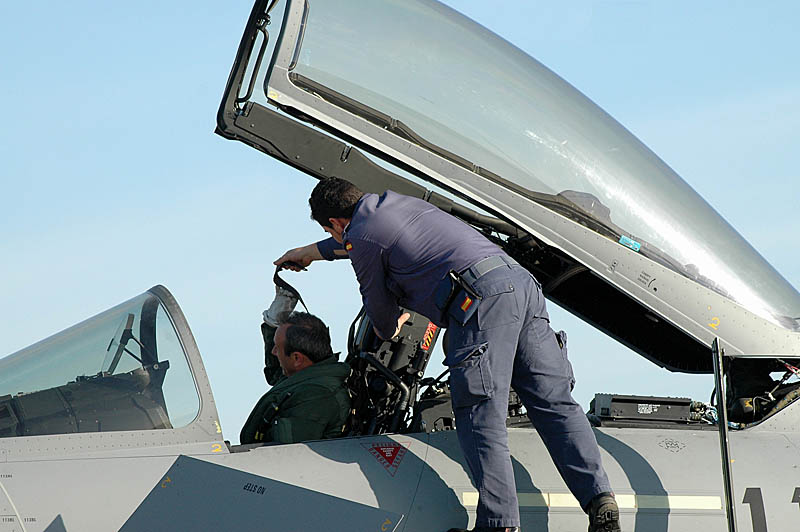 Span_Eurofighter04.JPG - ... preparing for the next sortie
