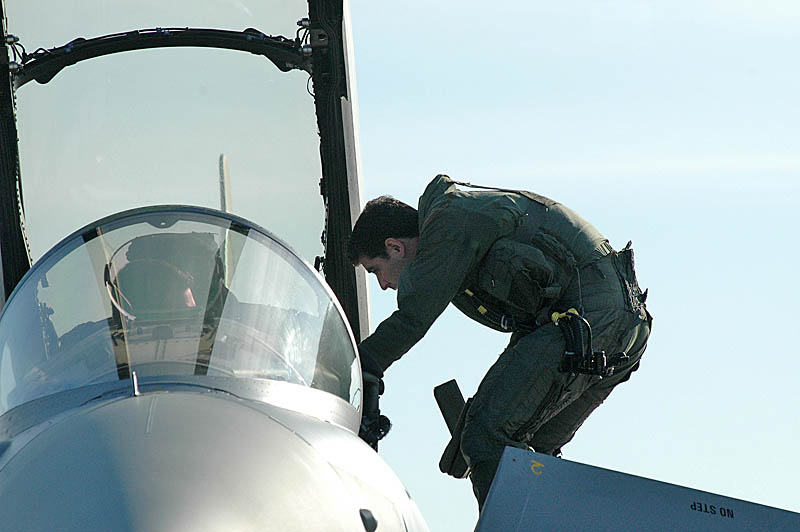 Span_Eurofighter05.JPG - Spanish Typhoone Pilot climbing into the cockpit