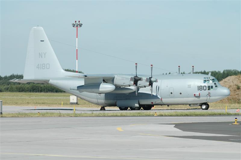 DSC_2917.JPG - One of two KC-130 from the US Marines at the ramp at Poznan