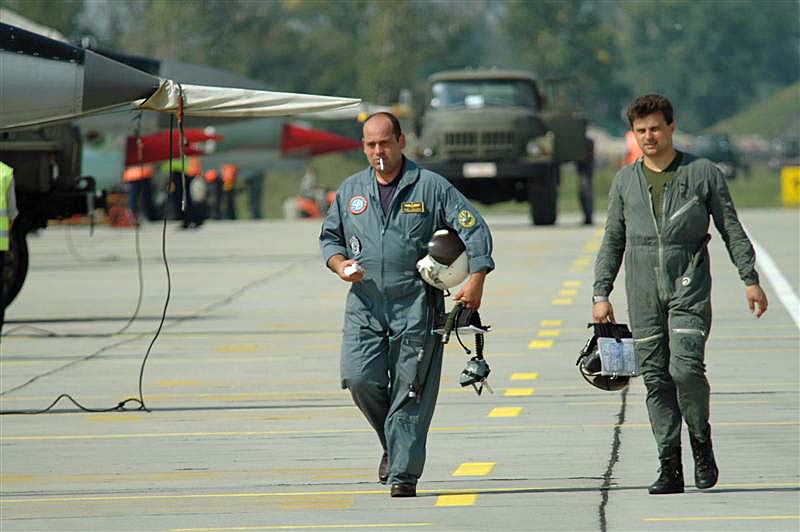 DSC_3990.JPG - Bulgarian Pilots on the way back to the pilots house