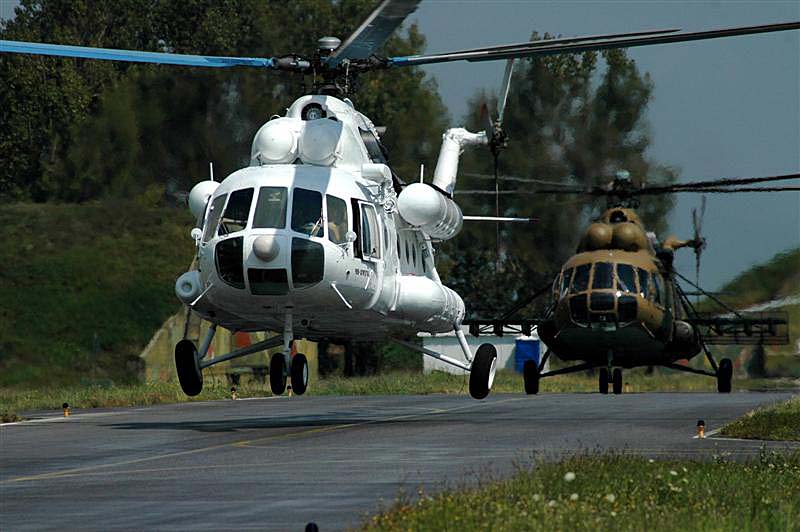PIC12.jpg - Moldovian Mi-8 followed by a Hungarian one