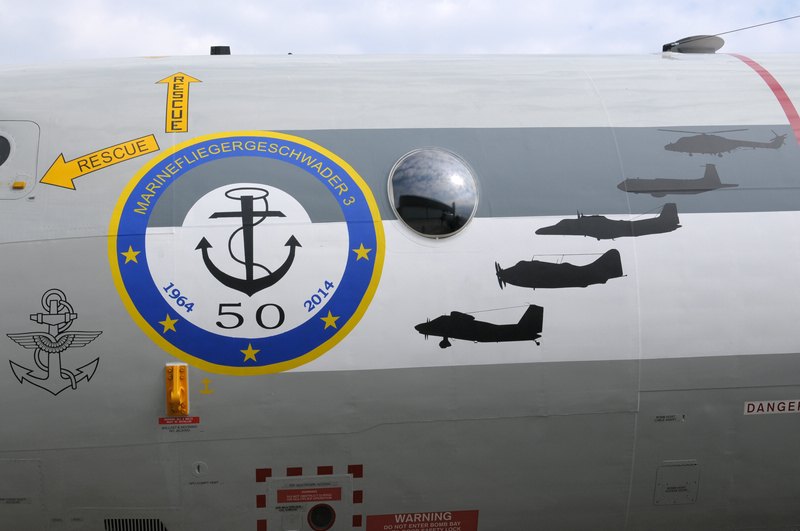 comp_Pic2.jpg - The silhouettes of all aircraft types flown by the MFG 3 in the former 50 years (Sea Lynx, Atlantic, Do 228, Gannet and Do 28) brushed on a grey white band that remains to the colours of the famous BR.1150 Breguet Atlantic