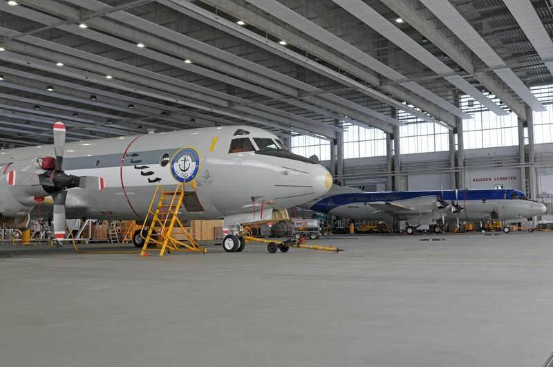 comp_Pic5.jpg - Two specials P-3Cs, the 50 years of MFG3 and the 100 years of Naval Aviation in the background